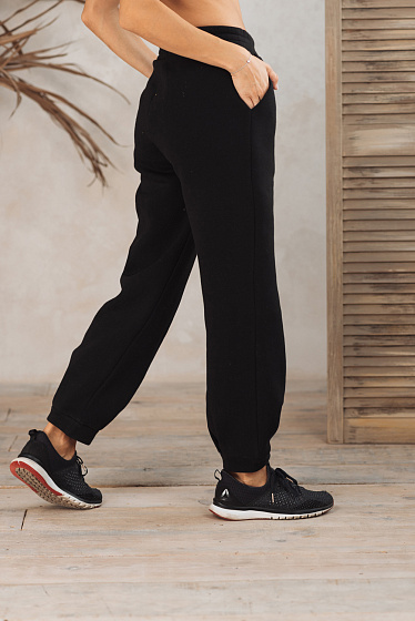 Loose fit sweatpants. Elastic waist line, side pockets. Oversized legs with darts and cuffs. Insulated, suitable for winter.¶¶The fabric is safe for health and has the international quality standard OEKO Tex 100