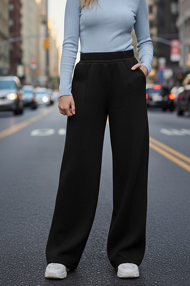 These wide-leg, three-thread fleece-lined knit trousers combine warmth, style, and comfort. The soft cotton fabric, neat creases, and comfortable waist make them ideal for chilly walks and relaxed weekends.