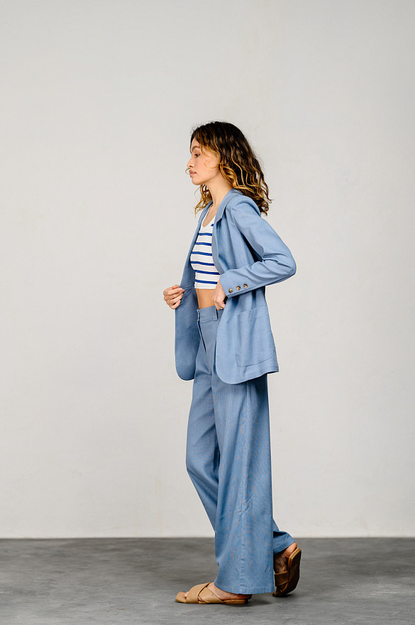 Сіро-блакитні штани з широкими штанинами