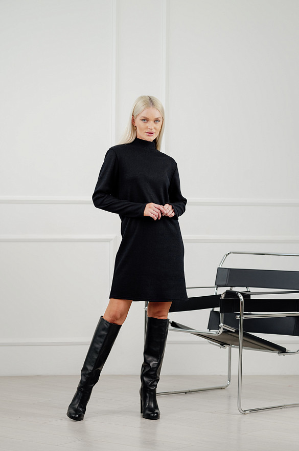 Класична чорна міні-сукня прямого крою з ангори.