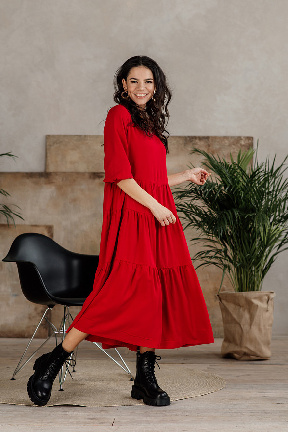 Красное миди платье с рюшами
