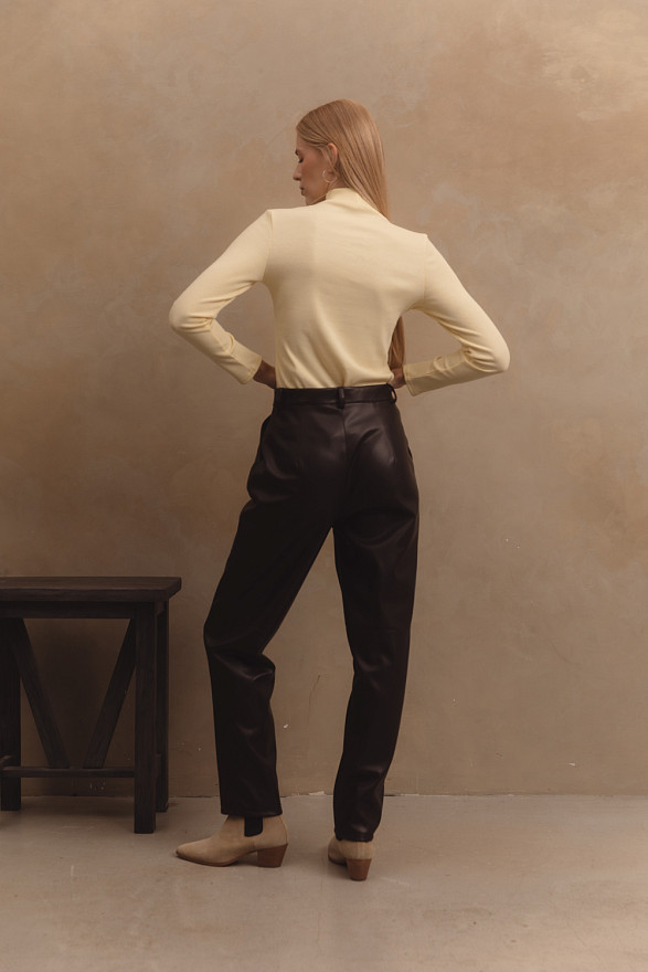 Eco-leather straight trousers in color 