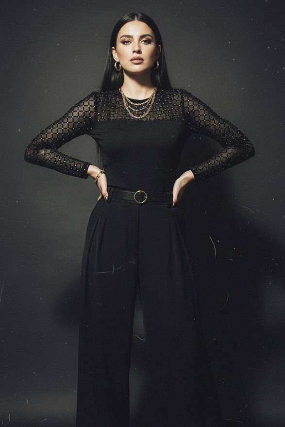 Чёрный боди с декольте и блестящей сеткой-флок