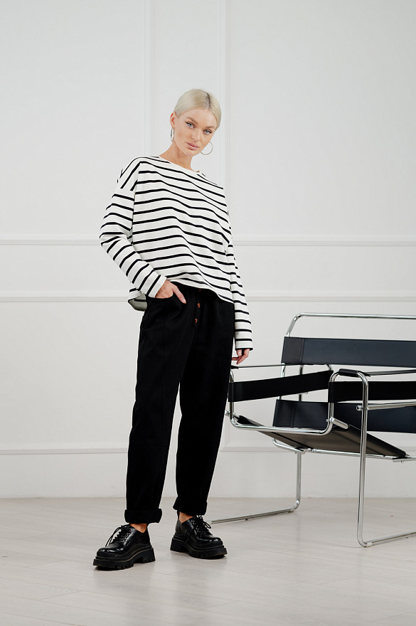 Чорний укорочений світшот із смугастим принтом.