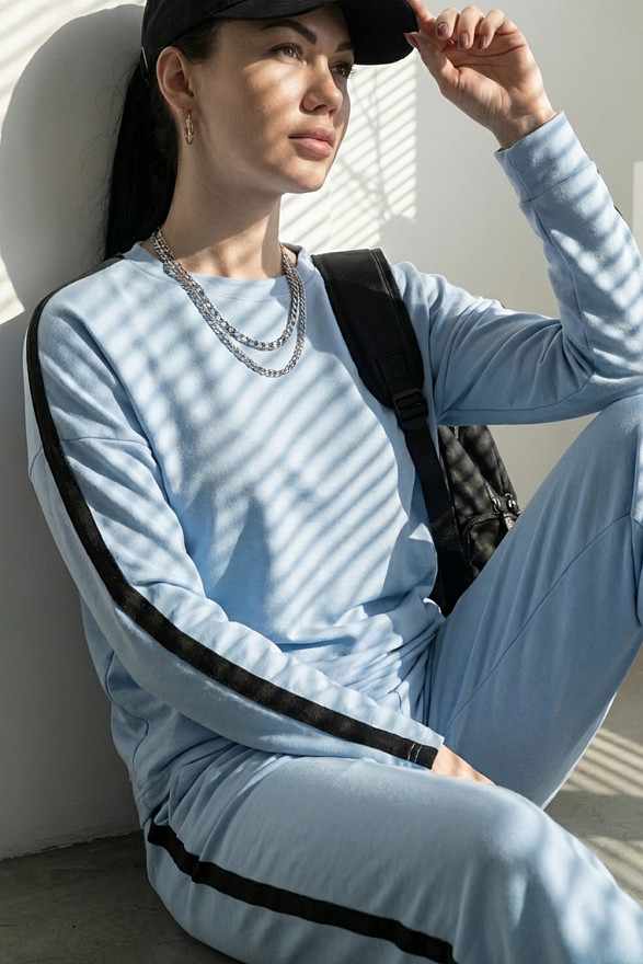 Голубой прогулочный костюм с лампасами