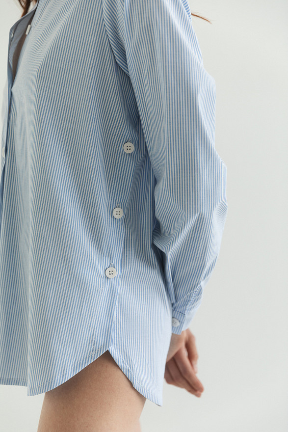 Blue cotton shirt with functional buttons on the sides