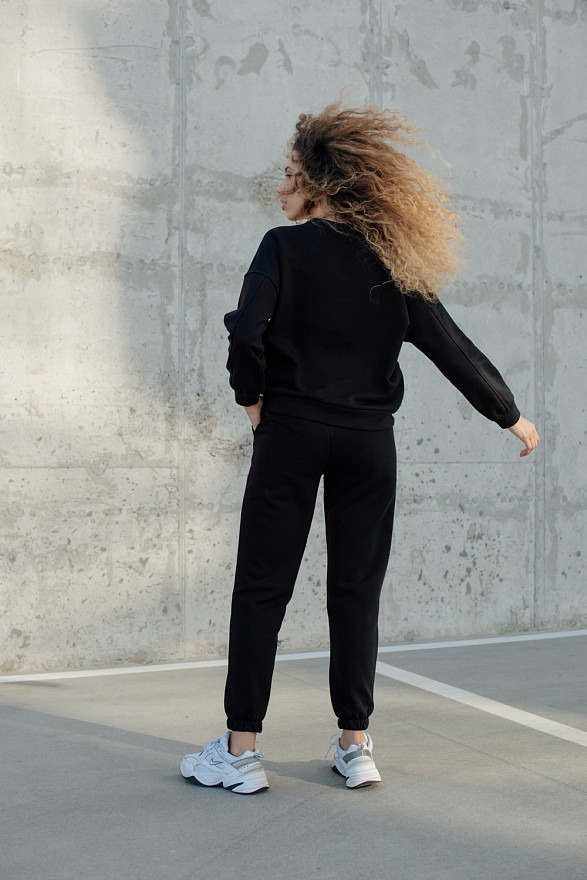 Чорний світшот з написом і кишенями