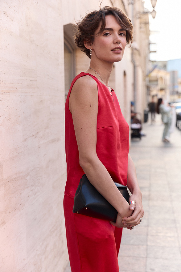 Червоний шовковий костюм