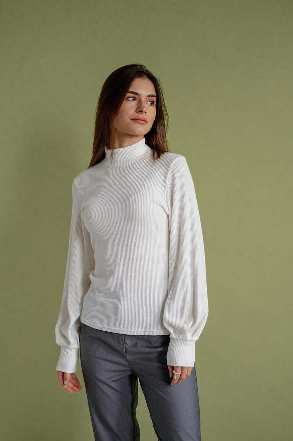 Молочний трикотажний гольф