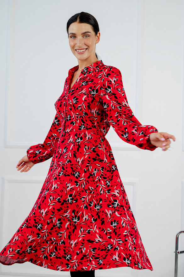 Яркое красное платье в цветочный принт. 