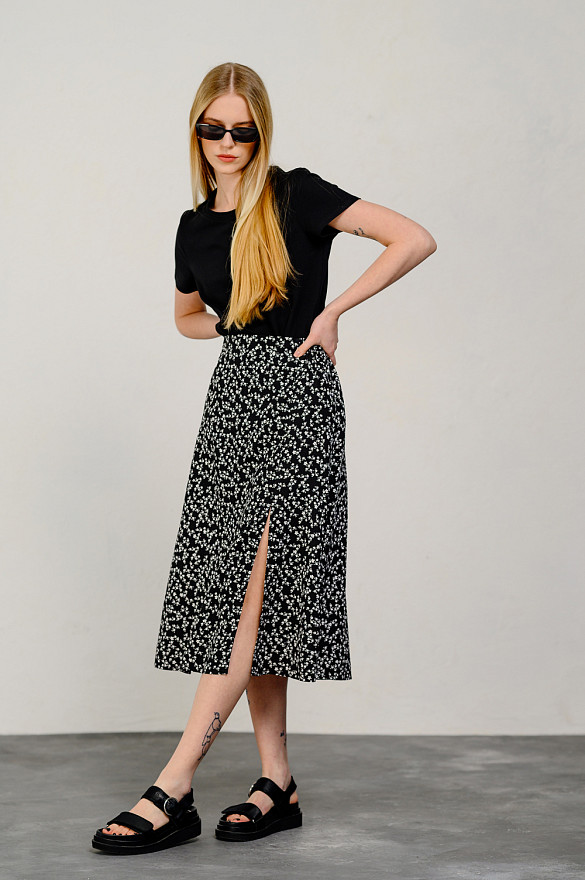 Черная юбка с поясом на резинке и разрезом