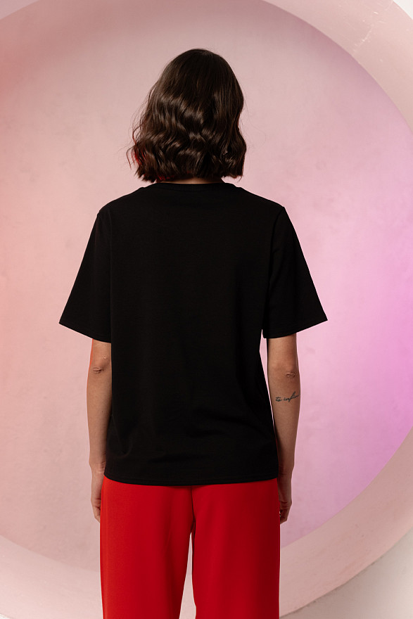 Черная прямая футболка с вертикальной надписью