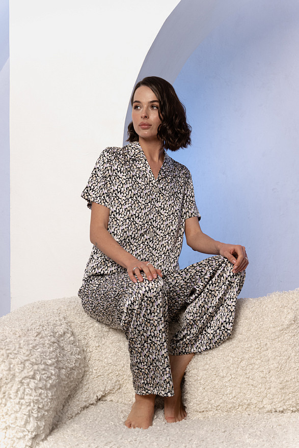 Шелковая пижама с рубашкой и брюками