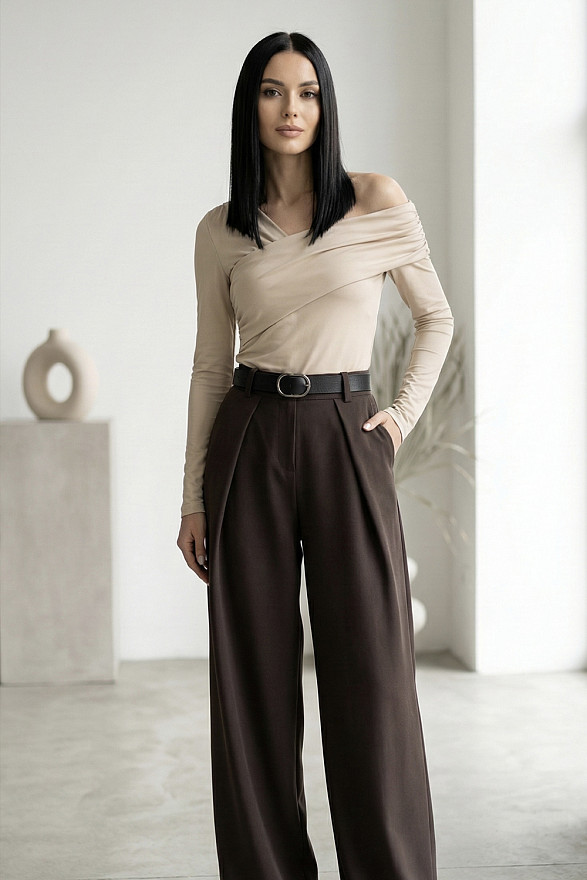 Бежевий лонгслів з довгим рукавом та асиметричним вирізом