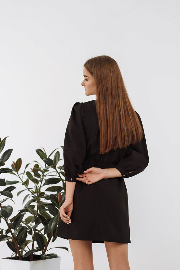 Чорна сукня з об'ємним рукавом