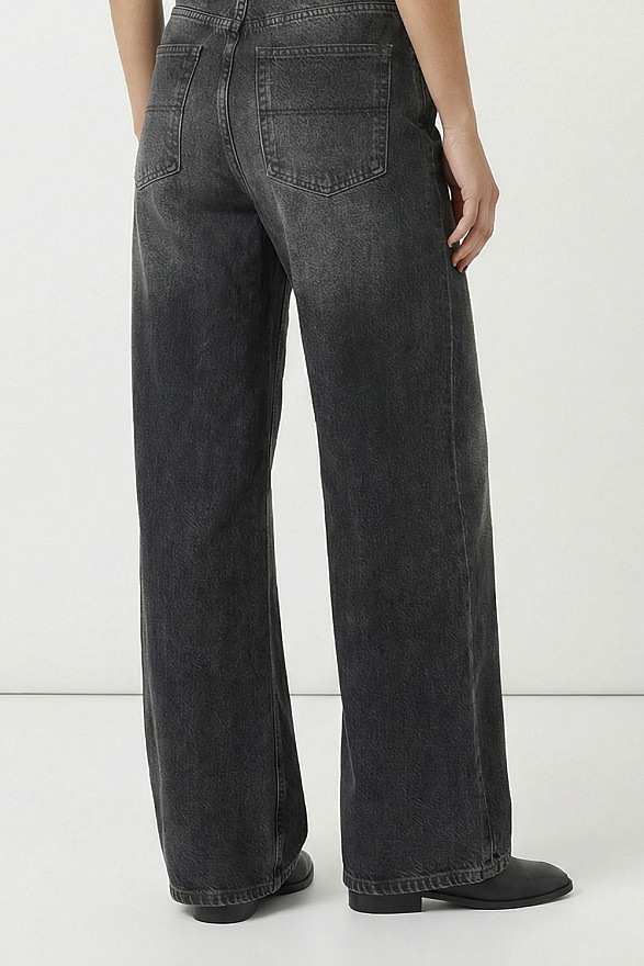 Свободные черные джинсы