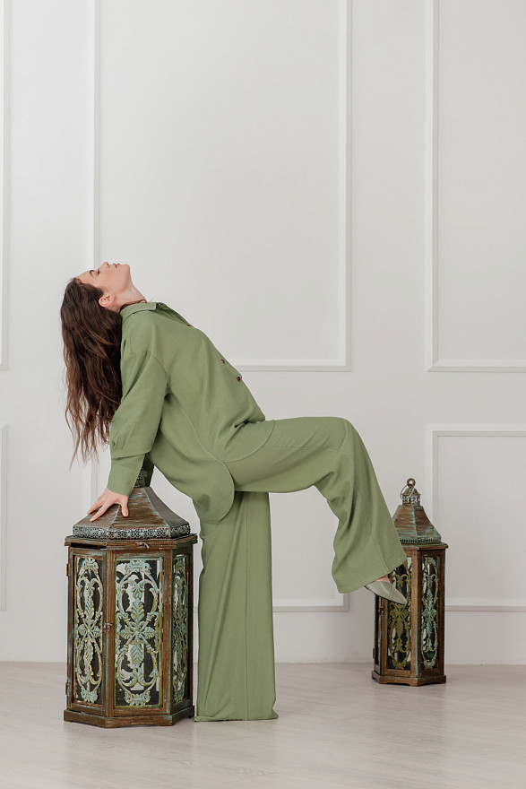 Лляной оливковий костюм