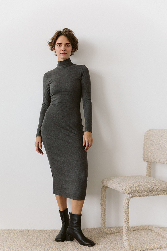 Силуетна сукня-міді з довгим рукавом графітового кольору.