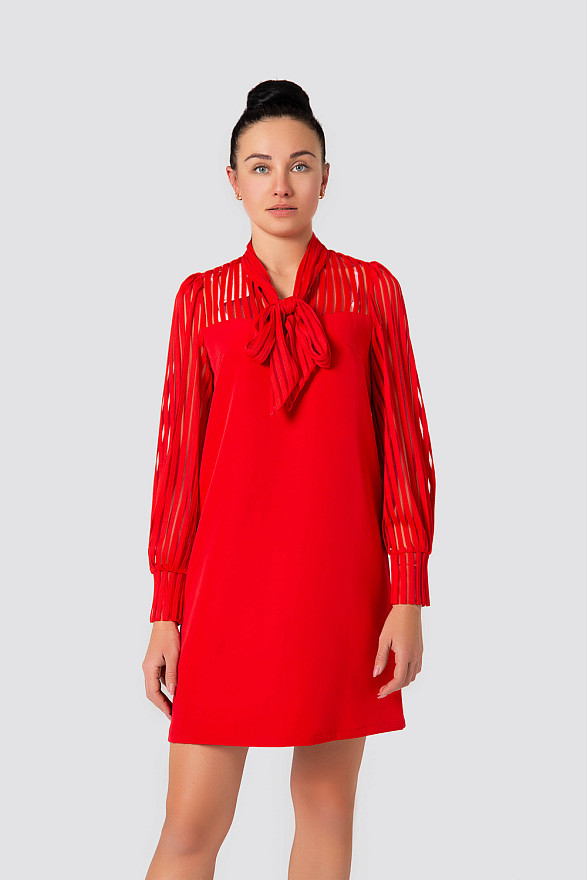 Червона сукня з бантом на шиї