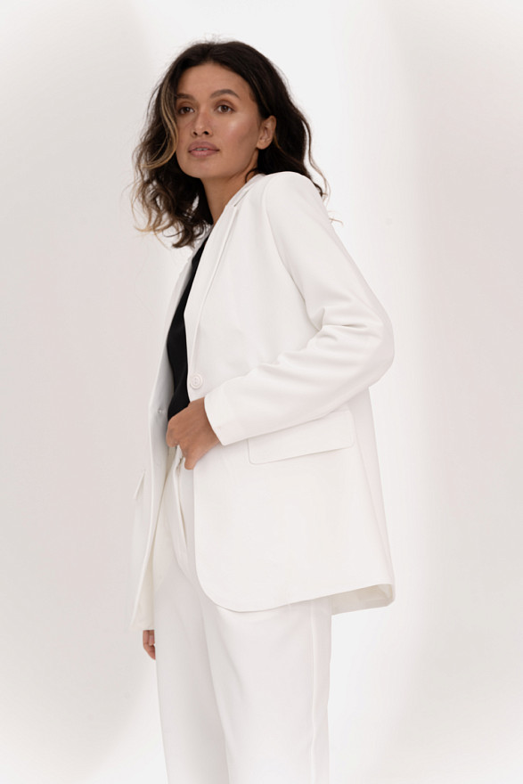 Молочний піджак у стилі оверсайз