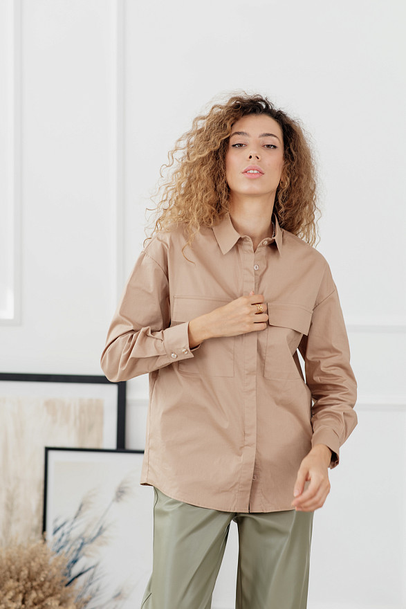 Бежевая рубашка с карманами