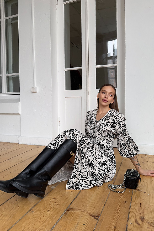 Бежевое свободное платье-миди на резинке с пышными рукавами