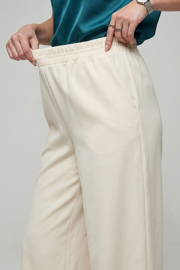 Кремові вільні жіночі штани на гумці з кишенями