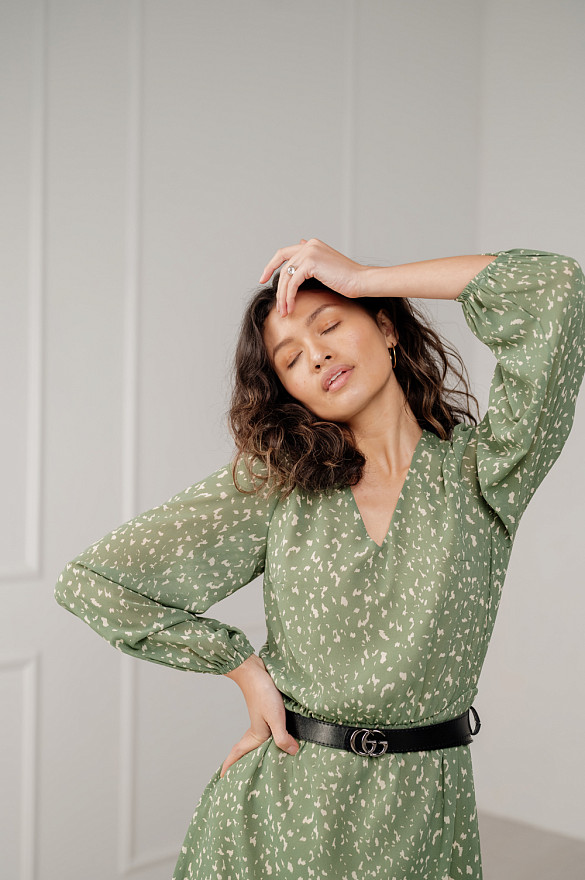 Легка шифонова сукня-міді для романтичних зустрічей у кольорі 