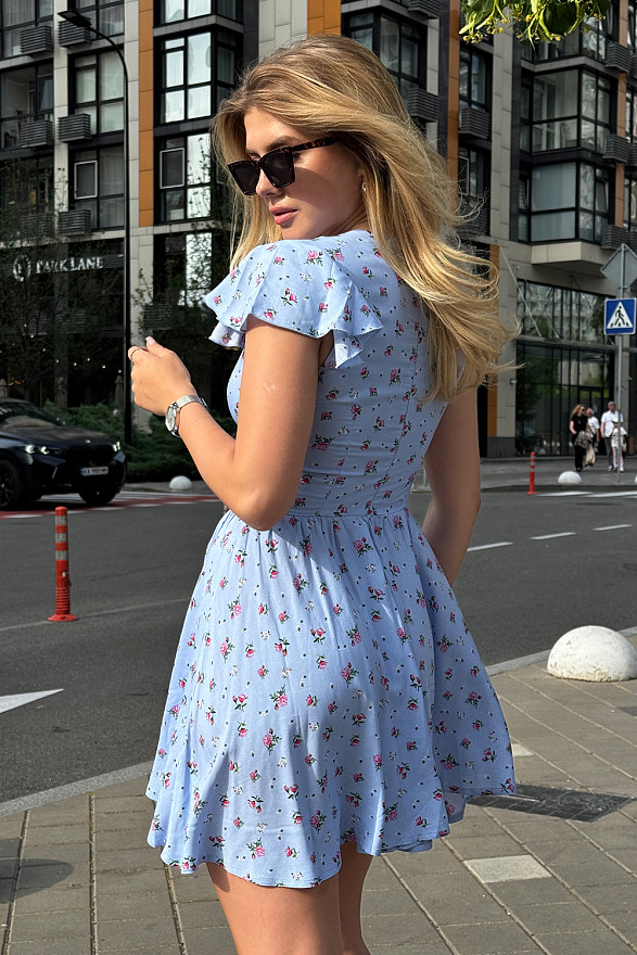 Блакитна приталена сукня з рукавами-крильцями