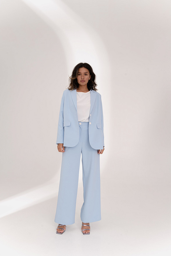 Голубой пиджак в стиле оверсайз