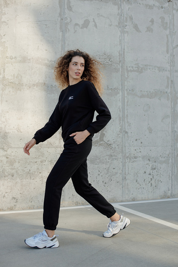 Чорний світшот з написом і кишенями