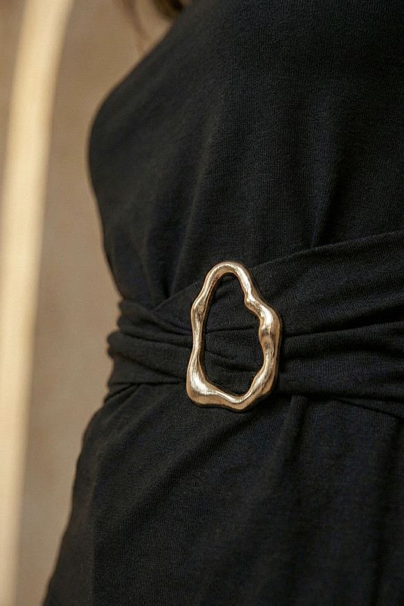 Чорний лонгслів з асиметричною лінією пояса та декоративною пряжкою