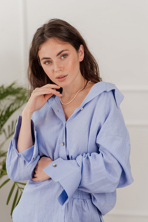 Голубий лляний костюм з полосатими брюками