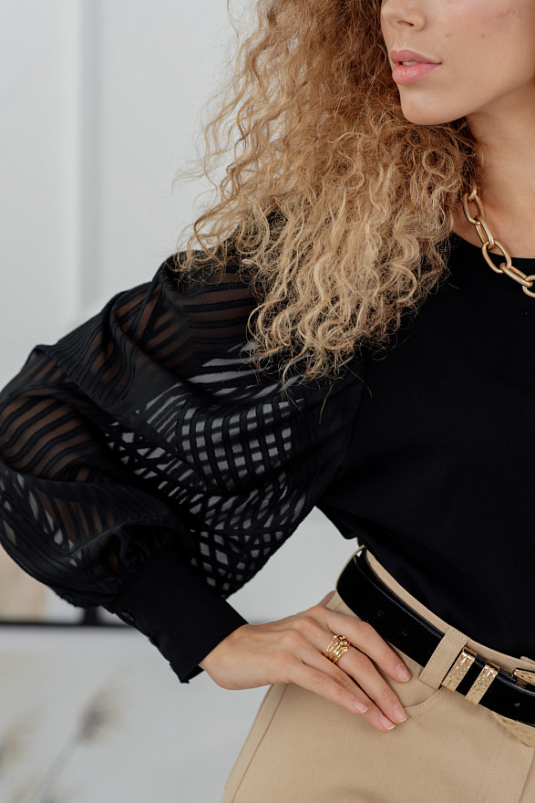 Черная блузка с открытой спиной