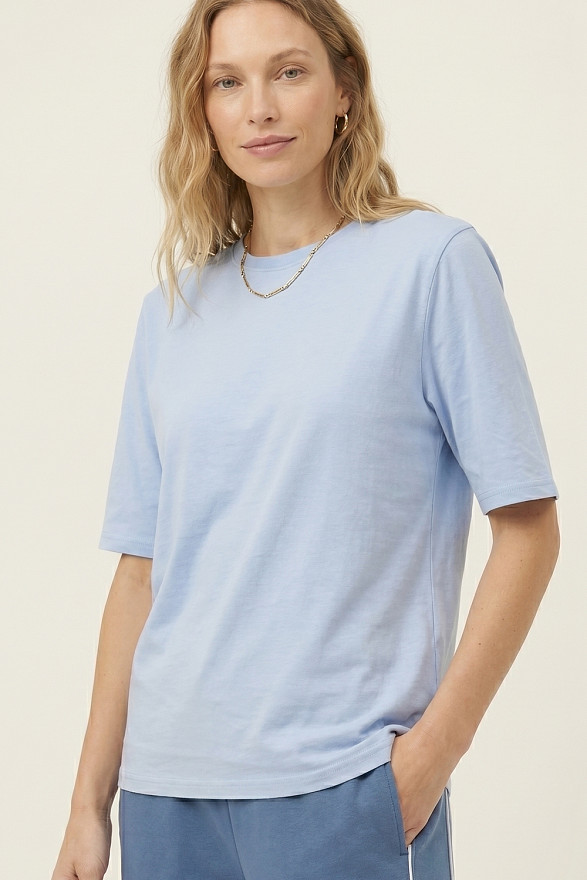 Блакитна базова футболка з круглою горловиною