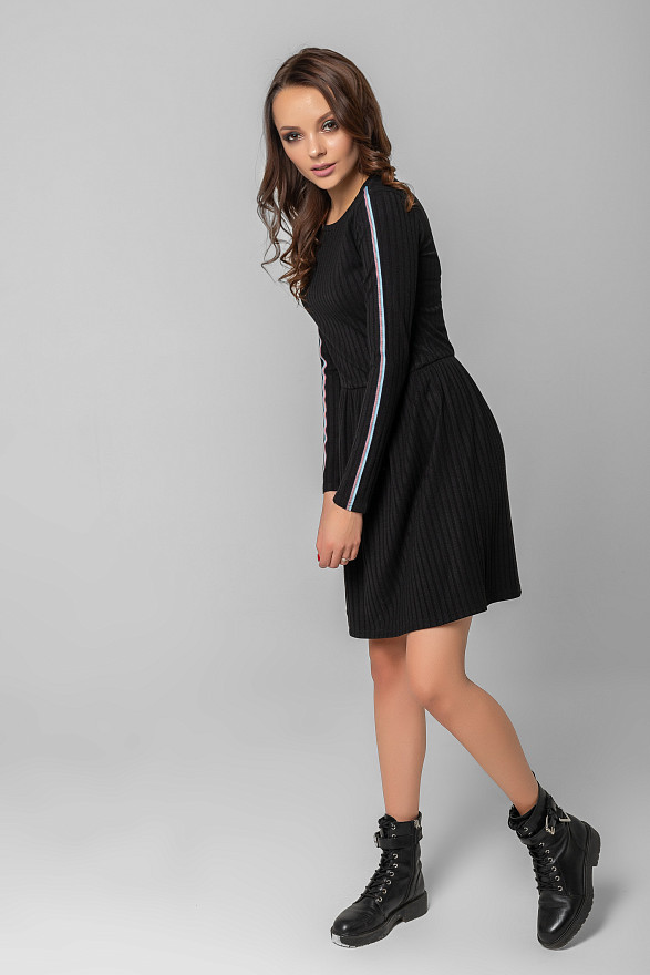 Трикотажное платье в черном цвете