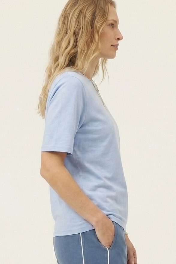Блакитна базова футболка з круглою горловиною