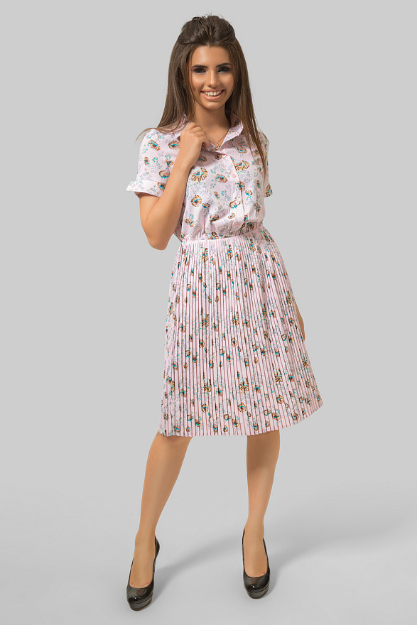 Розовое платье миди с плиссеровкой.