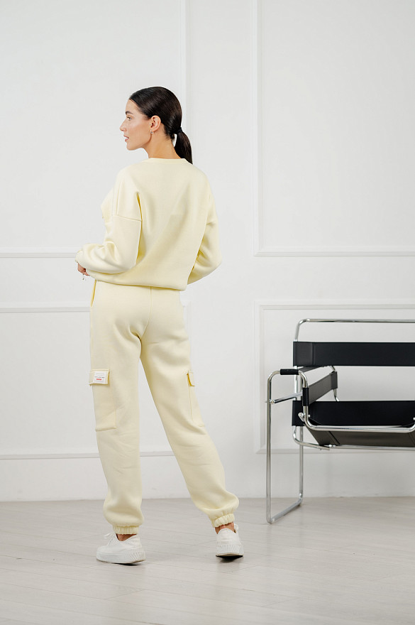 Кремовый укороченный свитшот из трикотажа на флисе