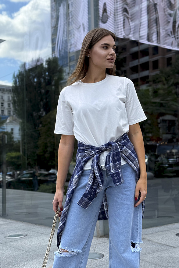 Белая базовая футболка с круглой горловиной