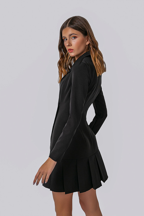 Черное платье с плиссированной юбкой