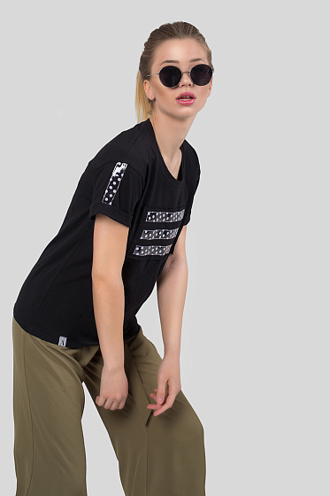 Стильна і модна футболка в стилі оверсайз. На рукавах манжети з відворотом. На поличці і рукавах модні вставки в горошок. Знизу фірмова лейба Азурі. 100 бавовна - незамінна тканину на літо. Ідеальна футболка, для створення модних образів.