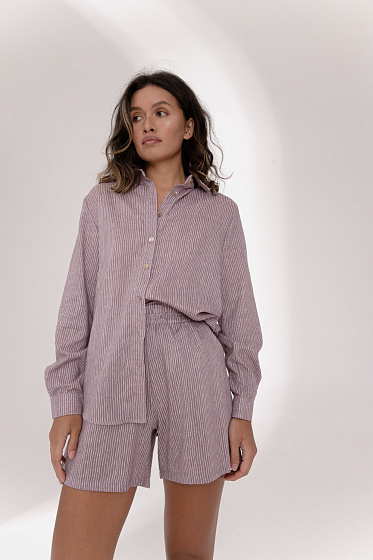 Льняний костюм з сорочки з довгим рукавом і короткий шорт. Сорочка з відкладним коміром, на спині кокетка і зустрічна складка. Шорти з поясом на резинці та бічними кишенями забезпечують комфорт та практичність.