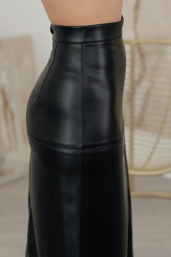 Чорна міді спідниця з еко шкіри