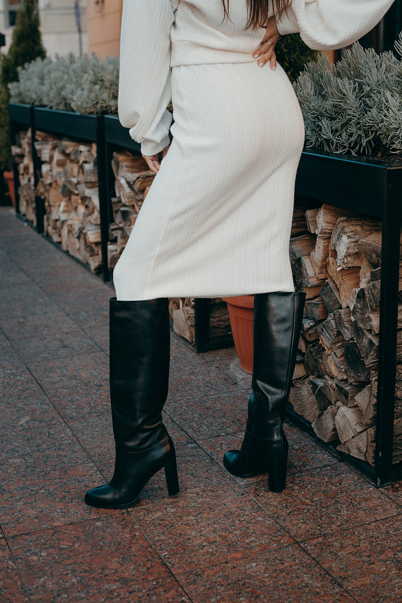 Milk knitted midi skirt