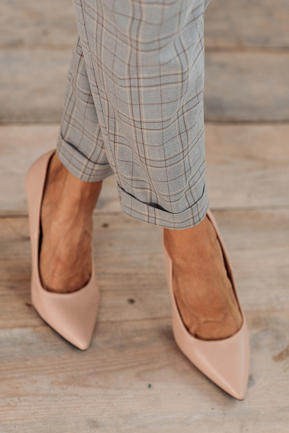 Брюки на талии в клетку с поясом