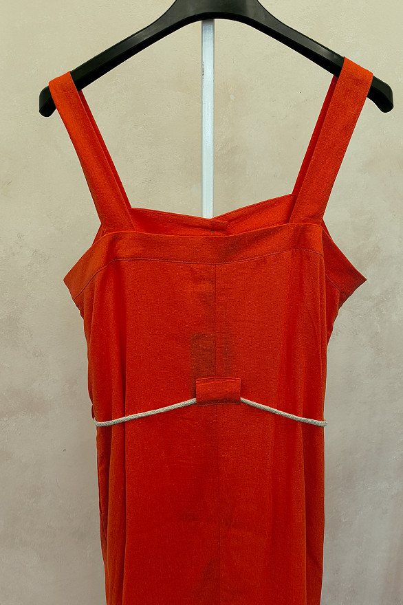 Льняное миди платье на бретельках и пуговицах