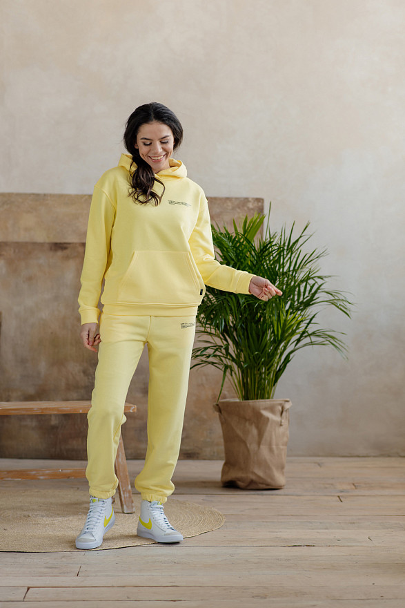 Желтый свитшот с надписью