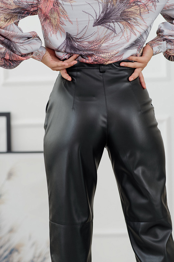 Чорні вільні брюки з еко шкіри