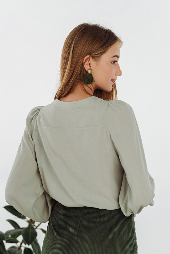 Оливкова блузка з круглою горловиною